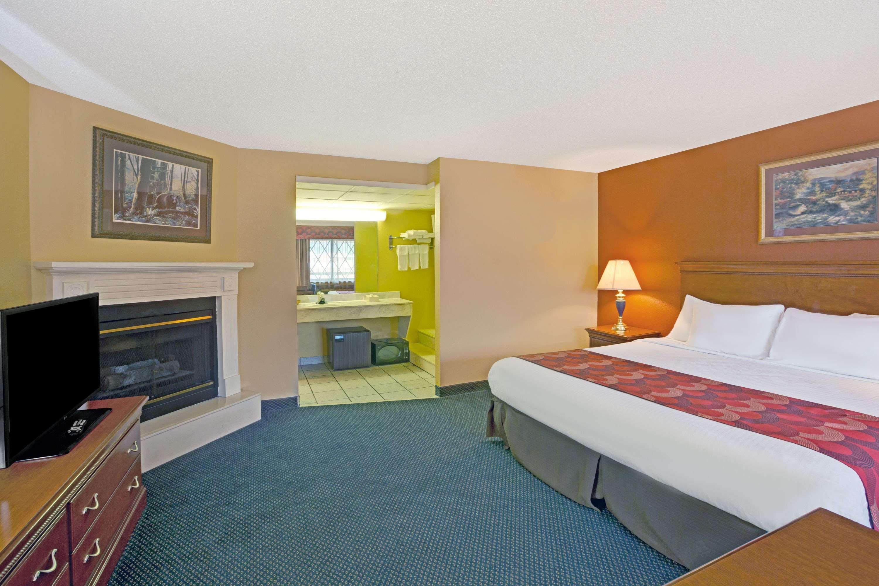 Hotel Super 8 By Wyndham Downtown Gatlinburg At Convention Center Zewnętrze zdjęcie