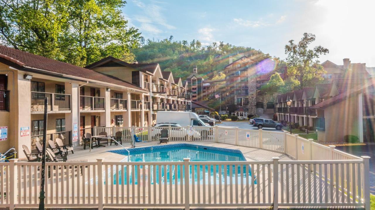 Hotel Super 8 By Wyndham Downtown Gatlinburg At Convention Center Zewnętrze zdjęcie
