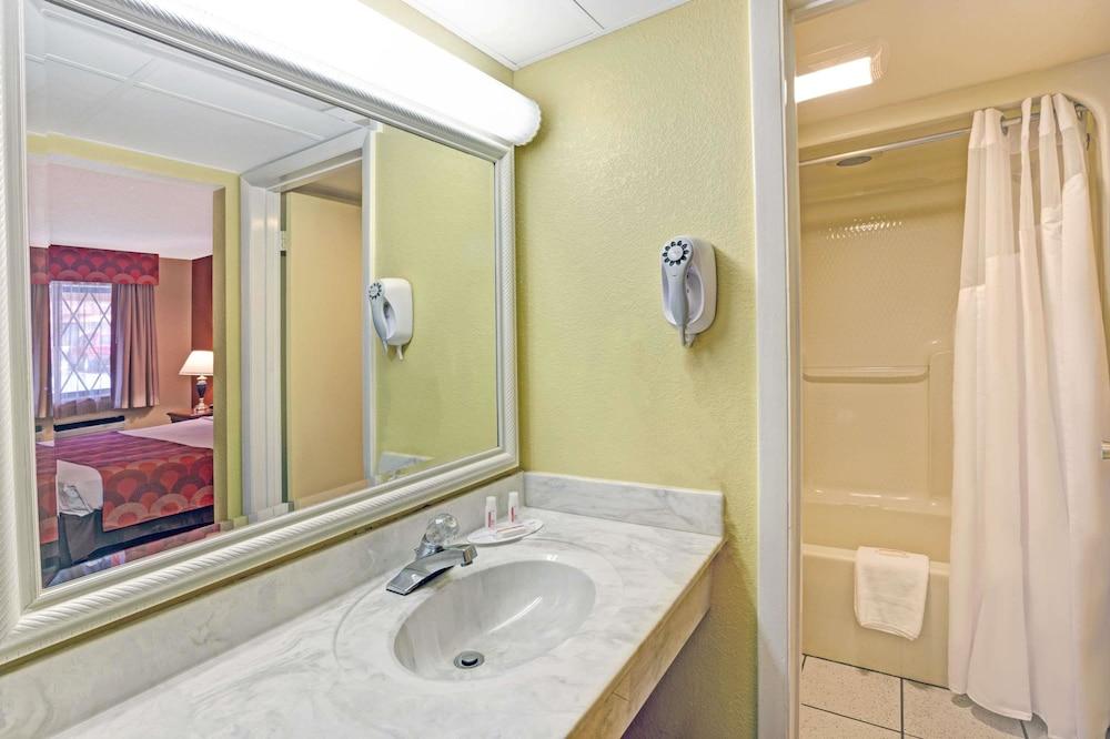 Hotel Super 8 By Wyndham Downtown Gatlinburg At Convention Center Zewnętrze zdjęcie
